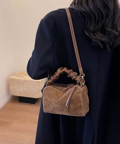 gossip!ロサンゼルス(ゴシップロサンゼルス)の「スエード調 ギャザーハンドル 2WAY ミニボストンバッグ ショルダー付き レディース 秋冬バッグ(ショルダーバッグ・レディース・モカ/ブラック/ブラウン・FREE)」の6枚目の写真
