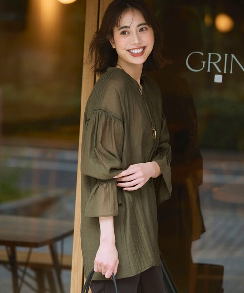 23区 S(ニジュウサンクチイサイサイズ)の「リネンミックスシアースラブ ギャザーブラウス(シャツ/ブラウス・レディース・カーキ系/ベージュ系/ブラック系・32)」の3枚目の写真