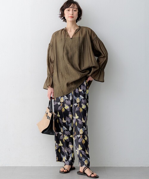 23区 S(ニジュウサンクチイサイサイズ)の「リネンミックスシアースラブ ギャザーブラウス(シャツ/ブラウス・レディース・カーキ系/ベージュ系/ブラック系・32)」の6枚目の写真