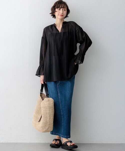 23区 S(ニジュウサンクチイサイサイズ)の「リネンミックスシアースラブ ギャザーブラウス(シャツ/ブラウス・レディース・カーキ系/ベージュ系/ブラック系・32)」の7枚目の写真