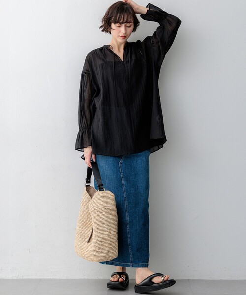 23区 S(ニジュウサンクチイサイサイズ)の「リネンミックスシアースラブ ギャザーブラウス(シャツ/ブラウス・レディース・カーキ系/ベージュ系/ブラック系・32)」の8枚目の写真