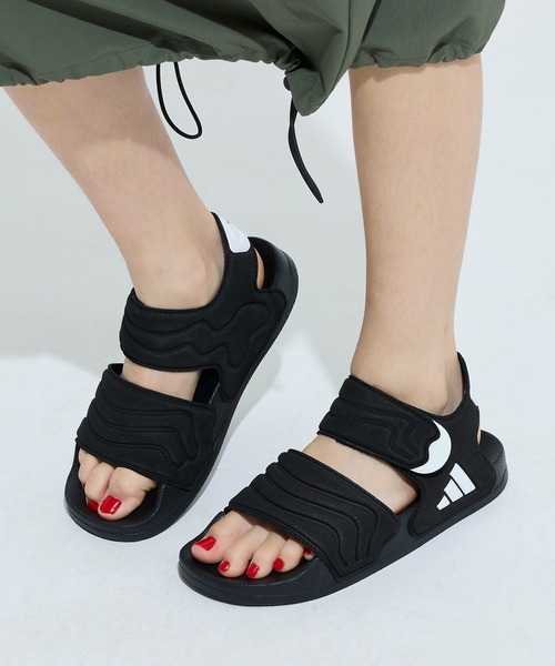 adidas(アディダス)の「アディレッタ サンダル ADILETTE SANDAL 2 K / アディダス adidas(サンダル・キッズ・ピンク/ブルー/ブラック・23.0cm/22.0cm/21.0cm/20.0cm/19.0cm/17.0cm/18cm)」の2枚目の写真