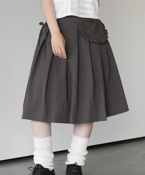 Teem Store(チームストア)の「【2点セット】【マルチウェイ】レイヤード風ポシェット付き プリーツミディアムスカート(スカート・レディース・グレー/ブラック・F)」の7枚目の写真