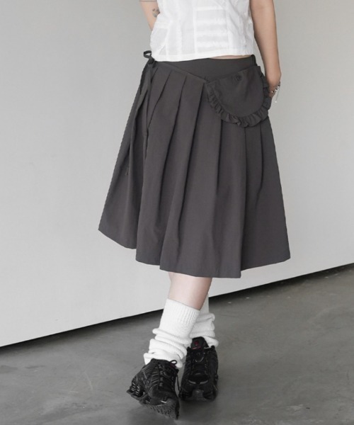 Teem Store(チームストア)の「【2点セット】【マルチウェイ】レイヤード風ポシェット付き プリーツミディアムスカート(スカート・レディース・グレー/ブラック・F)」の8枚目の写真