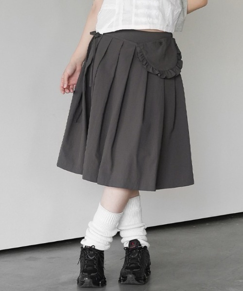 Teem Store(チームストア)の「【2点セット】【マルチウェイ】レイヤード風ポシェット付き プリーツミディアムスカート(スカート・レディース・グレー/ブラック・F)」の9枚目の写真