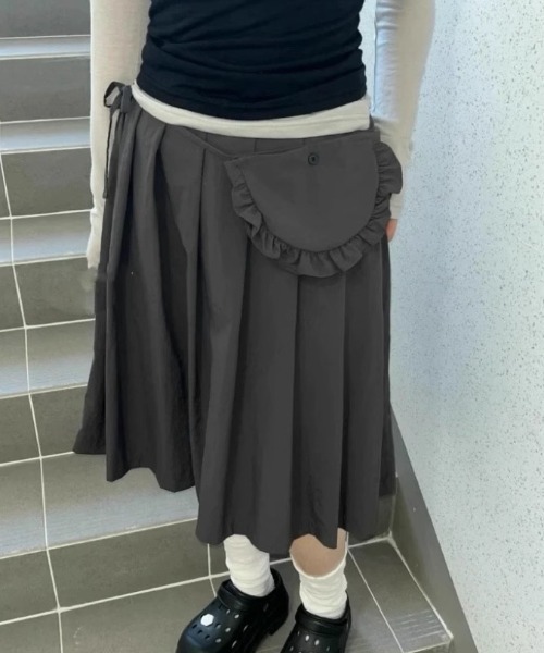 Teem Store(チームストア)の「【2点セット】【マルチウェイ】レイヤード風ポシェット付き プリーツミディアムスカート(スカート・レディース・グレー/ブラック・F)」の11枚目の写真