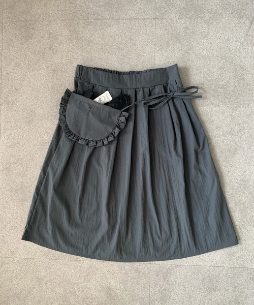 Teem Store(チームストア)の「【2点セット】【マルチウェイ】レイヤード風ポシェット付き プリーツミディアムスカート(スカート・レディース・グレー/ブラック・F)」の19枚目の写真
