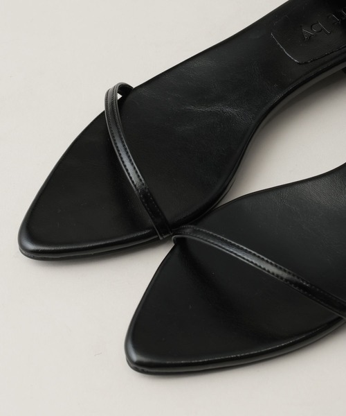 A part by（アパートバイ）の「ナローストラップサンダル（サンダル・レディース・アイボリー/レッド/ブラック・MEDIUM/LARGE）」の5枚目の写真