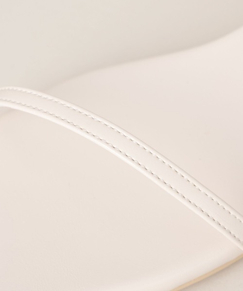 A part by（アパートバイ）の「ナローストラップサンダル（サンダル・レディース・アイボリー/レッド/ブラック・MEDIUM/LARGE）」の9枚目の写真