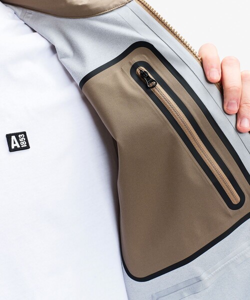 AIGLE(エーグル)の「撥水 保温 3レイヤー ソフトシェルジャケット(ブルゾン・メンズ・サンドベージュ/ブラック・L/S/M)」の8枚目の写真