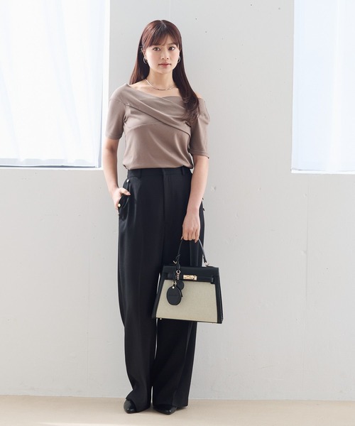 Andemiu(アンデミュウ)の「クロスオフショルカットソー659220(Tシャツ/カットソー・レディース・ブラック/モカ・FREE)」の3枚目の写真