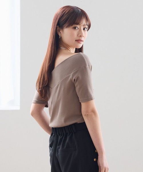 Andemiu(アンデミュウ)の「クロスオフショルカットソー659220(Tシャツ/カットソー・レディース・ブラック/モカ・FREE)」の5枚目の写真