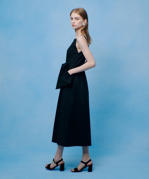 LOULOU WILLOUGHBY(ルルウィルビー)の「コットンサテンエプロンワンピース(ワンピース・レディース・ブラック/ブルーグリーン・2)」の5枚目の写真