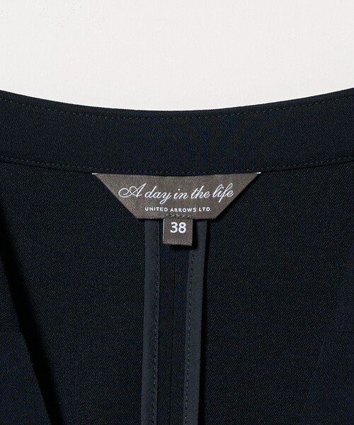 A DAY IN THE LIFE UNITED ARROWS(アデイインザライフユナイテッドアローズ)の「ライトツイル Vネックジャケット ‐セットアップ対応・マシンウォッシャブル‐<A DAY IN THE LIFE>(ノーカラージャケット・レディース・ネイビー/ダークグレー/ライトブルー・36/40/38)」の7枚目の写真