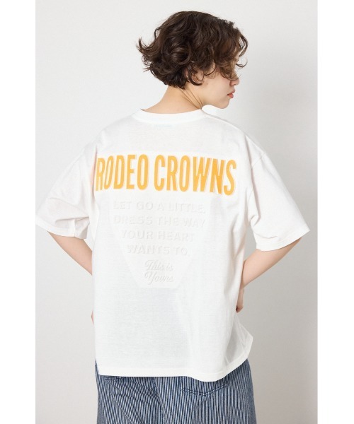 RODEO CROWNS WIDE BOWL(ロデオクラウンズワイドボウル)の「エンボスロゴVネックTシャツ(Tシャツ/カットソー・レディース・オフホワイト/ピンク/ブラック/サックスブルー・MEDIUM/LARGE)」の2枚目の写真