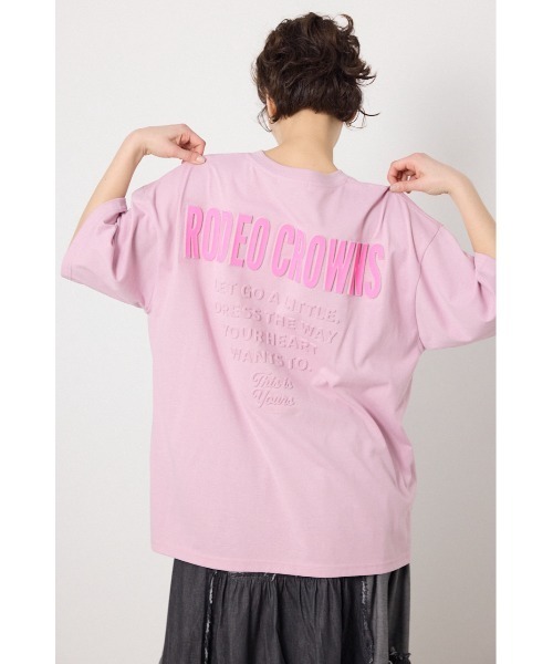 RODEO CROWNS WIDE BOWL(ロデオクラウンズワイドボウル)の「エンボスロゴVネックTシャツ(Tシャツ/カットソー・レディース・オフホワイト/ピンク/ブラック/サックスブルー・MEDIUM/LARGE)」の4枚目の写真