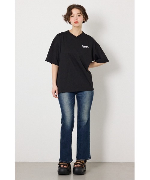 RODEO CROWNS WIDE BOWL(ロデオクラウンズワイドボウル)の「エンボスロゴVネックTシャツ(Tシャツ/カットソー・レディース・オフホワイト/ピンク/ブラック/サックスブルー・MEDIUM/LARGE)」の8枚目の写真