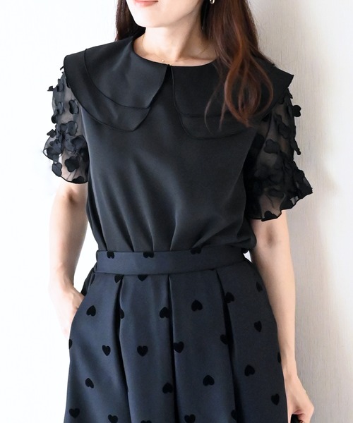 Neige(ネージュ)の「フローラルペタルショートスリーブブラウス(シャツ/ブラウス・レディース・ブラック/ホワイト・ONE SIZE)」の1枚目の写真