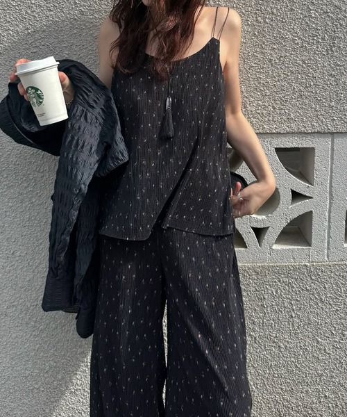 WILLFULLY(ウィルフリー)の「glitter cord flare pleats camisole(キャミソール・レディース・ダークブラウン/ブラック系その他/モスグリーン・FREE)」の3枚目の写真