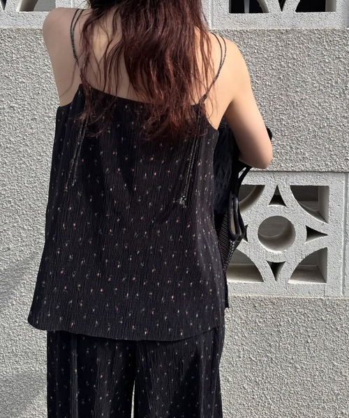 WILLFULLY(ウィルフリー)の「glitter cord flare pleats camisole(キャミソール・レディース・ダークブラウン/ブラック系その他/モスグリーン・FREE)」の5枚目の写真