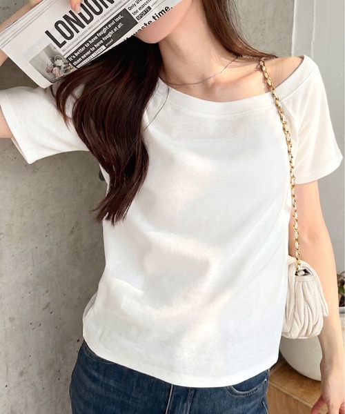 Ada.（エイダ）の「ワイドネック ベーシック ミニマル Tシャツ（Tシャツ/カットソー・レディース・アイボリー/ブラウン/ブラック/オフホワイト・FREE）」の2枚目の写真