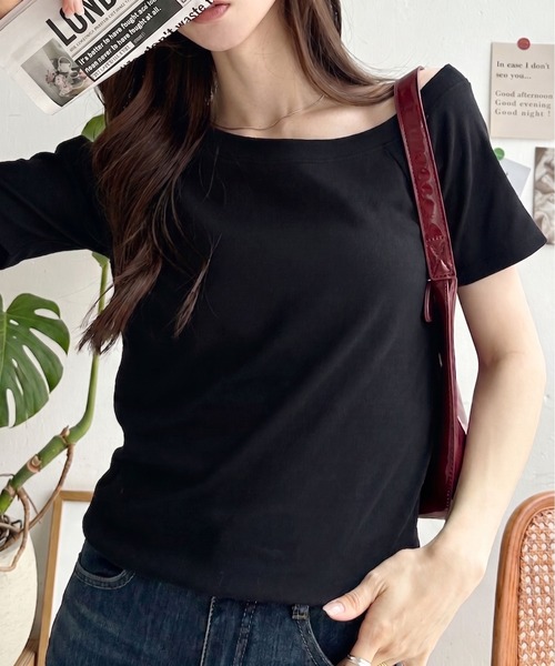 Ada.（エイダ）の「ワイドネック ベーシック ミニマル Tシャツ（Tシャツ/カットソー・レディース・アイボリー/ブラウン/ブラック/オフホワイト・FREE）」の4枚目の写真
