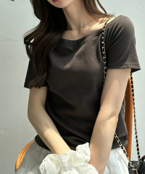 Ada.（エイダ）の「ワイドネック ベーシック ミニマル Tシャツ（Tシャツ/カットソー・レディース・アイボリー/ブラウン/ブラック/オフホワイト・FREE）」の6枚目の写真