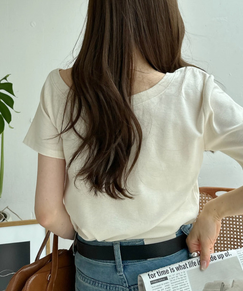 Ada.（エイダ）の「ワイドネック ベーシック ミニマル Tシャツ（Tシャツ/カットソー・レディース・アイボリー/ブラウン/ブラック/オフホワイト・FREE）」の15枚目の写真