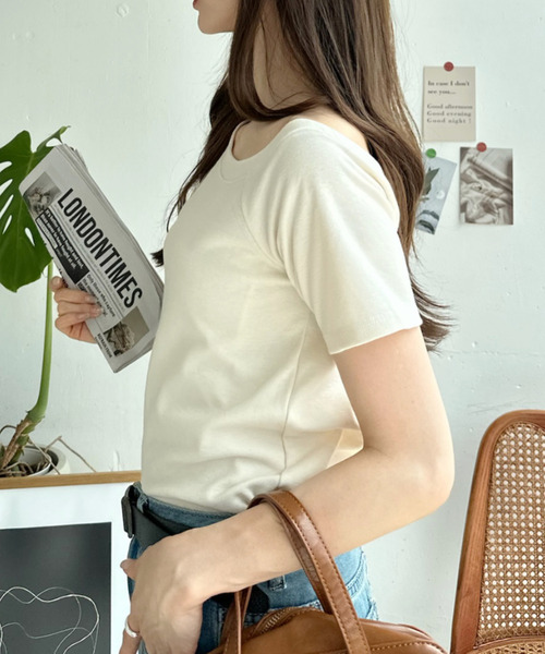 Ada.（エイダ）の「ワイドネック ベーシック ミニマル Tシャツ（Tシャツ/カットソー・レディース・アイボリー/ブラウン/ブラック/オフホワイト・FREE）」の16枚目の写真