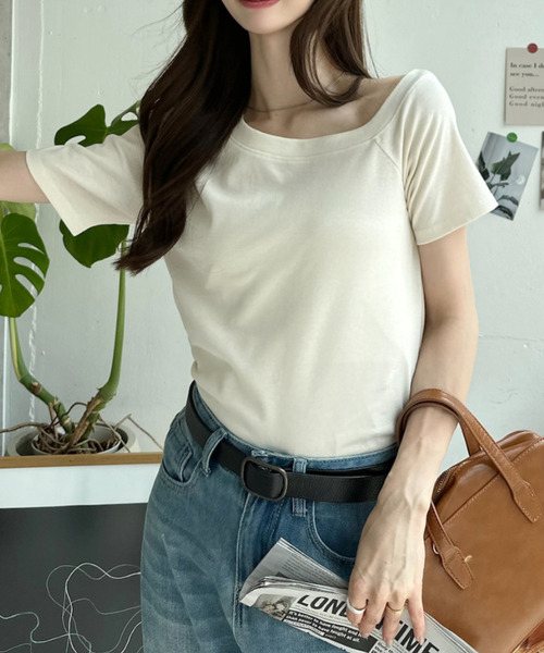 Ada.（エイダ）の「ワイドネック ベーシック ミニマル Tシャツ（Tシャツ/カットソー・レディース・アイボリー/ブラウン/ブラック/オフホワイト・FREE）」の14枚目の写真