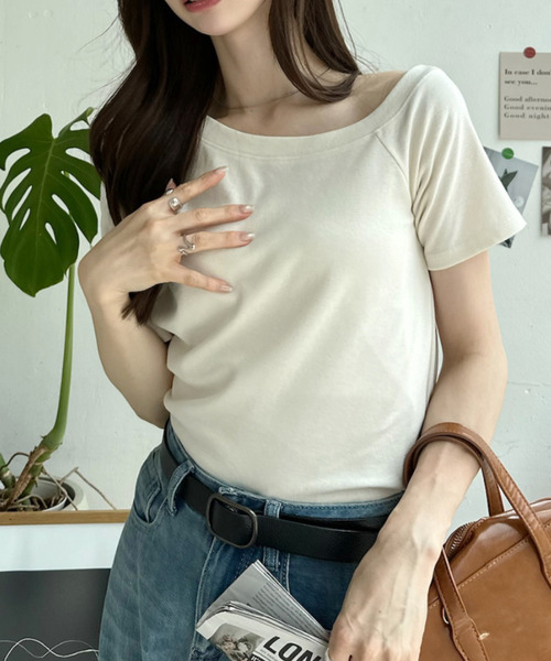 Ada.（エイダ）の「ワイドネック ベーシック ミニマル Tシャツ（Tシャツ/カットソー・レディース・アイボリー/ブラウン/ブラック/オフホワイト・FREE）」の11枚目の写真