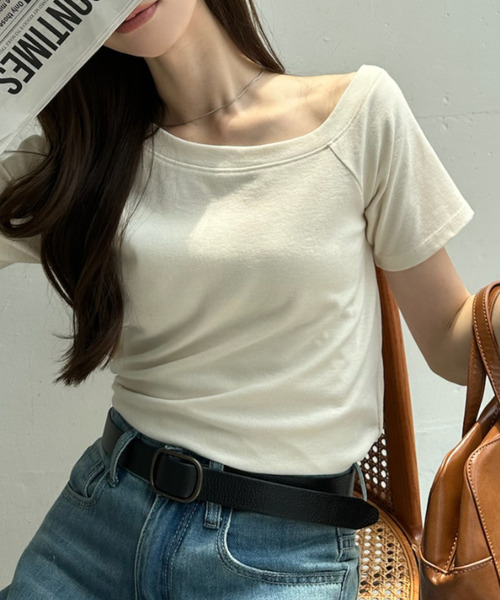 Ada.（エイダ）の「ワイドネック ベーシック ミニマル Tシャツ（Tシャツ/カットソー・レディース・アイボリー/ブラウン/ブラック/オフホワイト・FREE）」の13枚目の写真