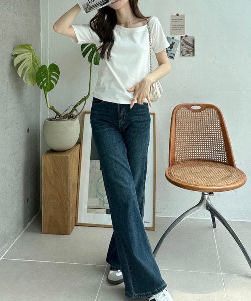 Ada.（エイダ）の「ワイドネック ベーシック ミニマル Tシャツ（Tシャツ/カットソー・レディース・アイボリー/ブラウン/ブラック/オフホワイト・FREE）」の19枚目の写真