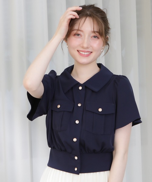 ASTORIA ODIER(アストリアオディール)の「ゴールドボタンクロップドシャツ(シャツ/ブラウス・レディース・ピンクベージュ/ホワイト/ネイビー・MEDIUM)」の1枚目の写真
