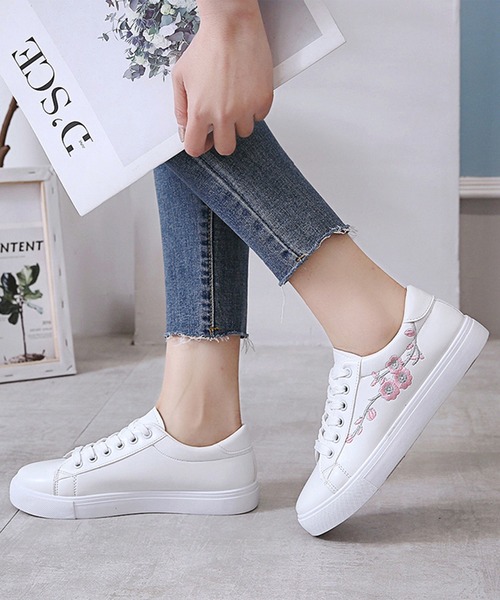 Lace Ladies(レースレディース)の「配色 フラワー レースアップ ローカット スニーカー(スニーカー・レディース・ブルー/ピンク・22.5cm/23cm/23.5cm/24cm/24.5cm/25cm)」の1枚目の写真
