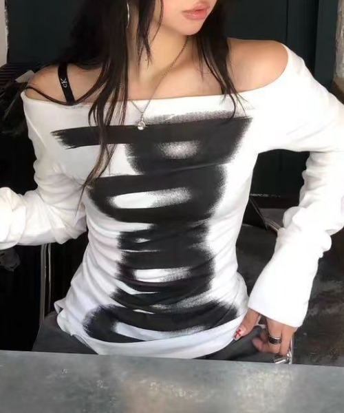 Vipoa(ヴィポア)の「グラフィックプリントオフショルダーカットソー(Tシャツ/カットソー・レディース・ブラック/ホワイト・FREE)」の6枚目の写真