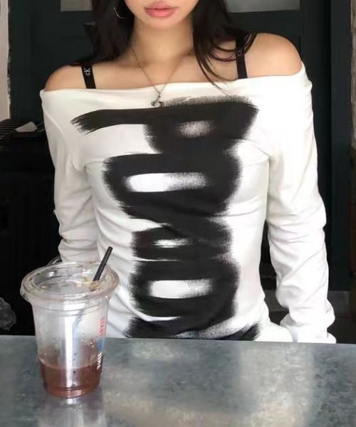 Vipoa(ヴィポア)の「グラフィックプリントオフショルダーカットソー(Tシャツ/カットソー・レディース・ブラック/ホワイト・FREE)」の7枚目の写真