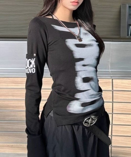 Vipoa(ヴィポア)の「グラフィックプリントオフショルダーカットソー(Tシャツ/カットソー・レディース・ブラック/ホワイト・FREE)」の10枚目の写真