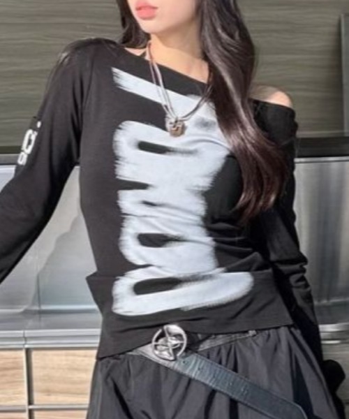 Vipoa(ヴィポア)の「グラフィックプリントオフショルダーカットソー(Tシャツ/カットソー・レディース・ブラック/ホワイト・FREE)」の11枚目の写真