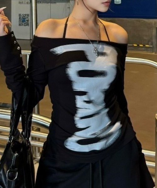 Vipoa(ヴィポア)の「グラフィックプリントオフショルダーカットソー(Tシャツ/カットソー・レディース・ブラック/ホワイト・FREE)」の13枚目の写真
