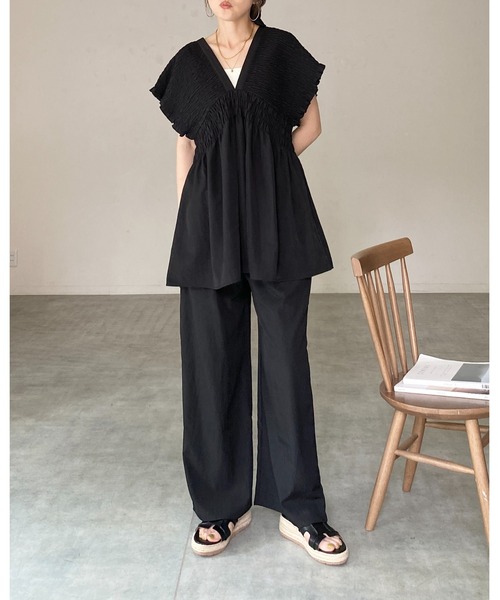 She's Closet(シーズクローゼット)の「深Vネック フレンチスリーブ 楊柳 シャーリング チュニック&ワイドパンツ セットアップ(セットアップ・レディース・チャコールグレー/ブラック/グレイッシュベージュ・FREE)」の9枚目の写真