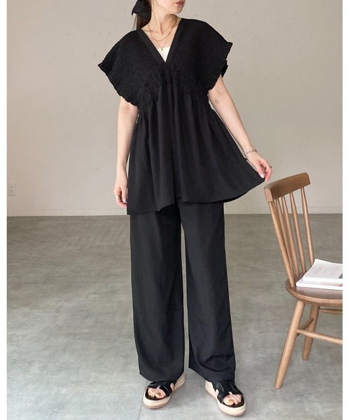 She's Closet(シーズクローゼット)の「深Vネック フレンチスリーブ 楊柳 シャーリング チュニック&ワイドパンツ セットアップ(セットアップ・レディース・チャコールグレー/ブラック/グレイッシュベージュ・FREE)」の8枚目の写真