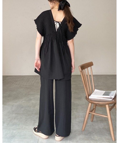 She's Closet(シーズクローゼット)の「深Vネック フレンチスリーブ 楊柳 シャーリング チュニック&ワイドパンツ セットアップ(セットアップ・レディース・チャコールグレー/ブラック/グレイッシュベージュ・FREE)」の7枚目の写真