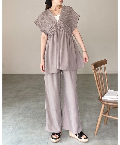 She's Closet(シーズクローゼット)の「深Vネック フレンチスリーブ 楊柳 シャーリング チュニック&ワイドパンツ セットアップ(セットアップ・レディース・チャコールグレー/ブラック/グレイッシュベージュ・FREE)」の6枚目の写真