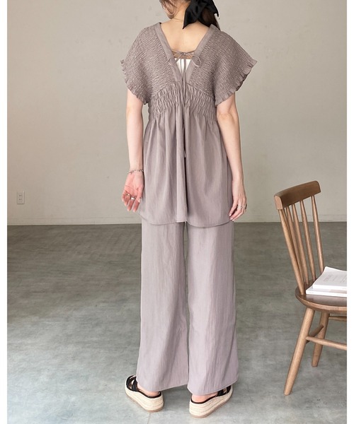 She's Closet(シーズクローゼット)の「深Vネック フレンチスリーブ 楊柳 シャーリング チュニック&ワイドパンツ セットアップ(セットアップ・レディース・チャコールグレー/ブラック/グレイッシュベージュ・FREE)」の5枚目の写真