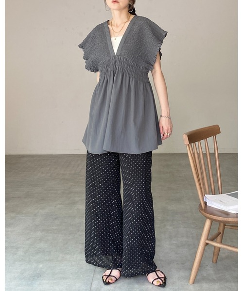 She's Closet(シーズクローゼット)の「深Vネック フレンチスリーブ 楊柳 シャーリング チュニック&ワイドパンツ セットアップ(セットアップ・レディース・チャコールグレー/ブラック/グレイッシュベージュ・FREE)」の19枚目の写真