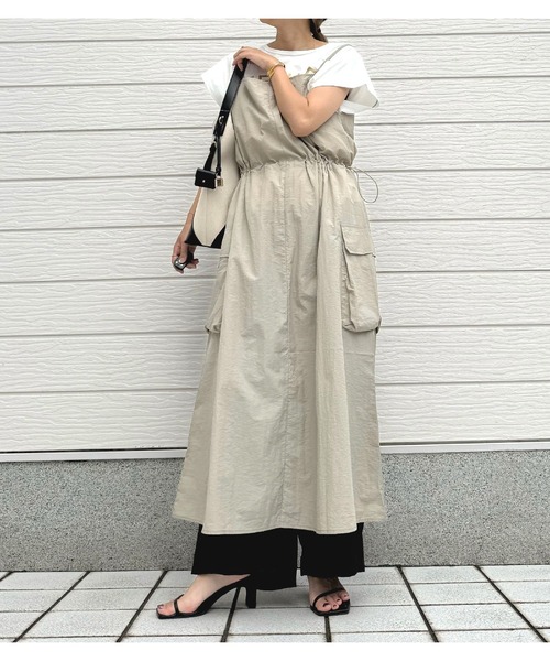 Q(キュー)の「カーゴビスチェワンピース(ワンピース・レディース・ブラック/グレイッシュベージュ・MEDIUM)」の17枚目の写真
