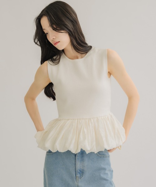 NEUNA(ヌナ)の「【全骨格スタイルアップ◎】ペプラムバルーンノースリトップス(Tシャツ/カットソー・レディース・ブラック/アイボリー・FREE)」の1枚目の写真