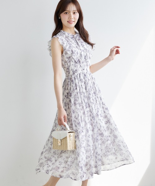 tocco closet（トッコ　クローゼット）の「リボン付きウエストシャーリングアンティークフラワープリントプリーツワンピース（ワンピース・レディース・チャコールグレー/バーガンディー・M）」の2枚目の写真