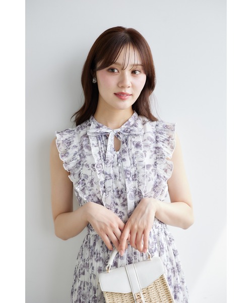 tocco closet（トッコ　クローゼット）の「リボン付きウエストシャーリングアンティークフラワープリントプリーツワンピース（ワンピース・レディース・チャコールグレー/バーガンディー・M）」の9枚目の写真